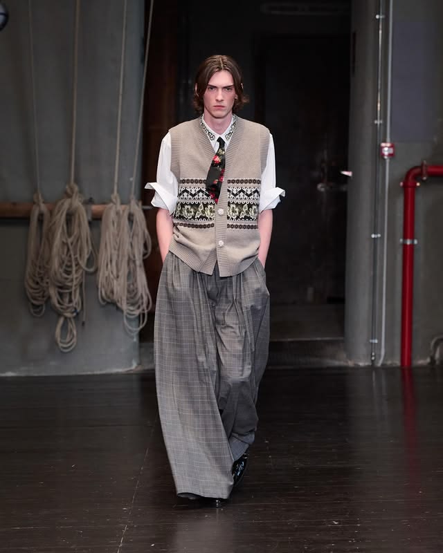 Look 27 LAUGE A sleeveless sweater in wool with floral ‘Fairisle’ intarsia, with pearl embellished fastenings.