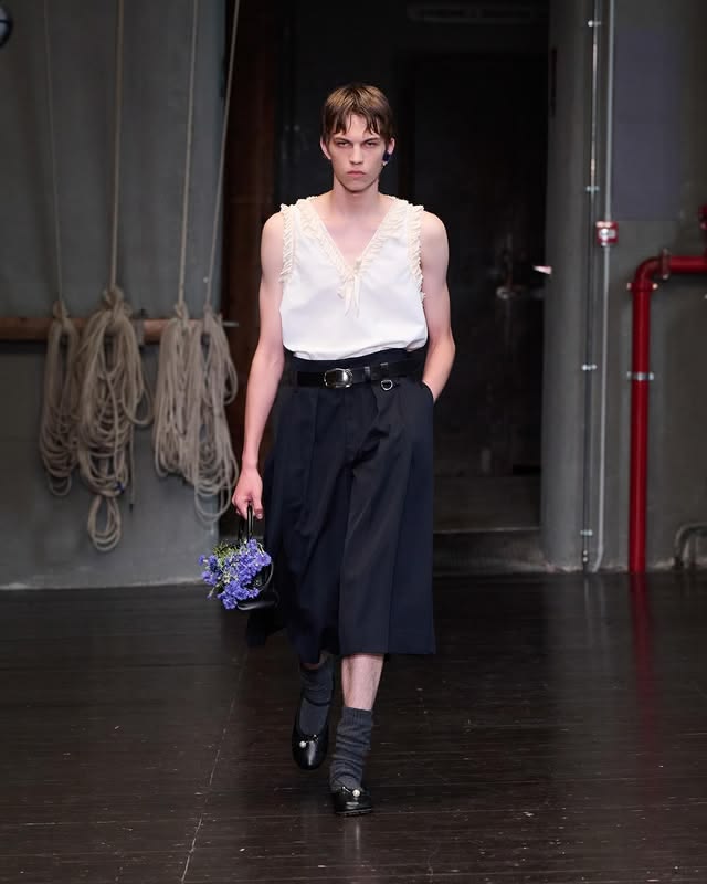 Look 3 AKIM A vest in cotton poplin, with ruffle trim and pressed bow in slip satin.